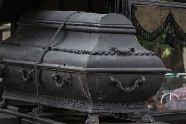 梦见黑色棺材被人推走，探寻梦境背后的深层含义